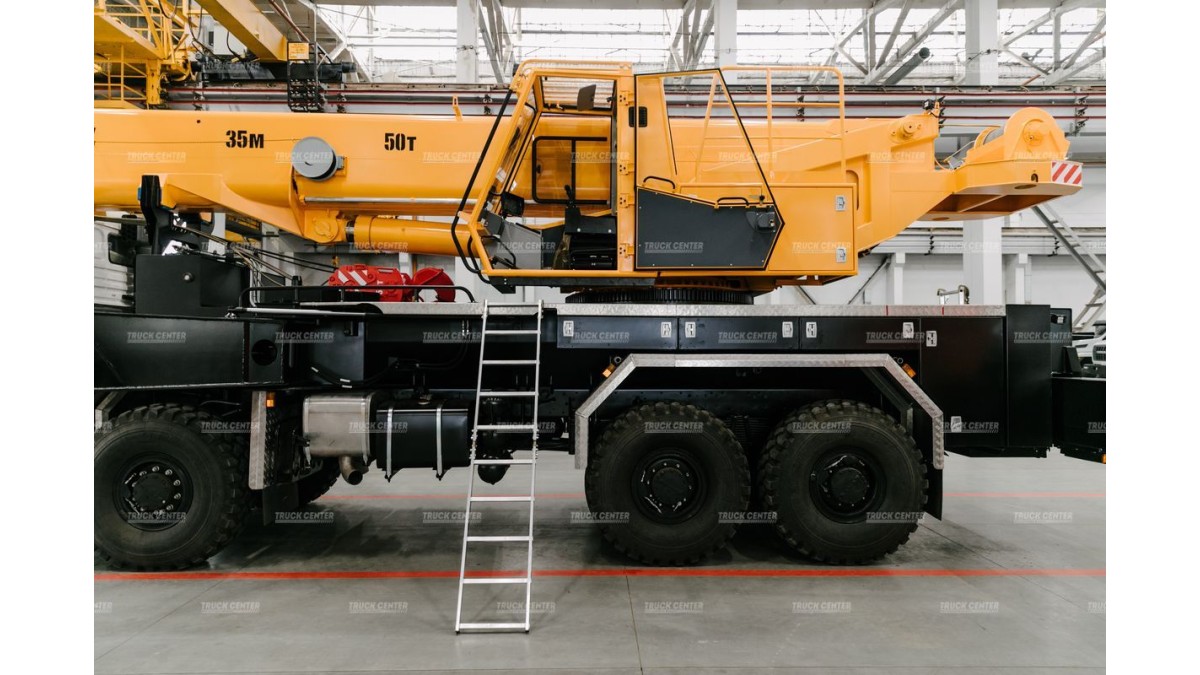 Автокран Ивановец КС-6577К-3 грузоподъемностью 50 тонн