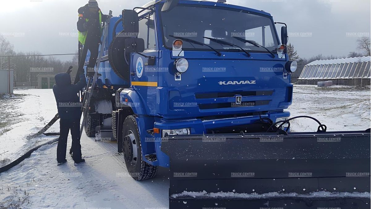 Комбинированная дорожная машина КО-829Д1 для обслуживания аэродромов