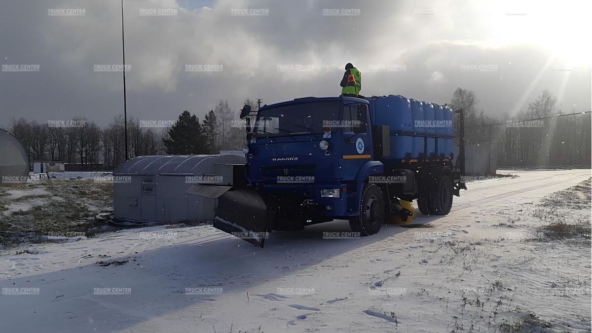 Комбинированная дорожная машина КО-829Д1 для обслуживания аэродромов