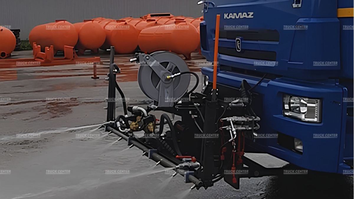 Комбинированная дорожная машина КО-829Д1 для обслуживания аэродромов