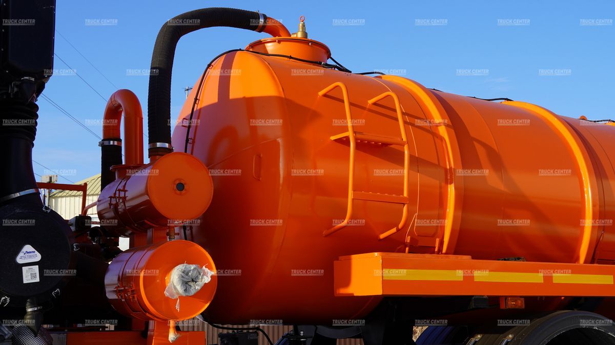 Вакуумная машина АВ-10 (ассенизатор) вместимость цистерны 10м3