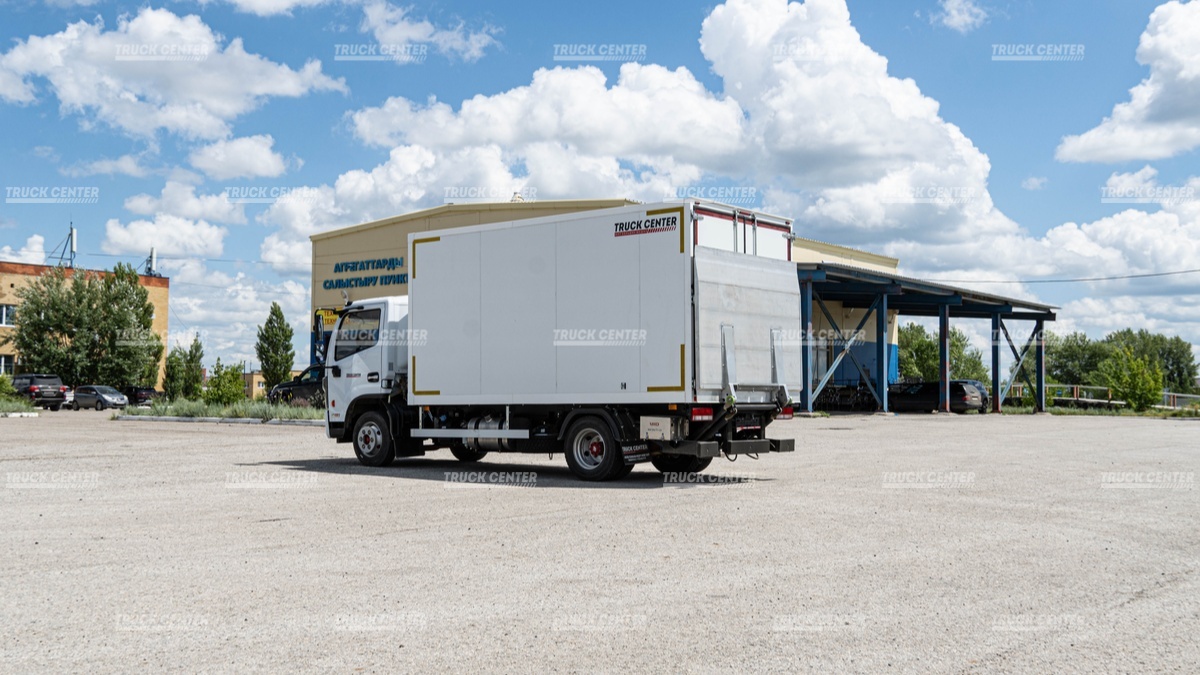 Изотермический фургон с гидробортом DongFeng C80