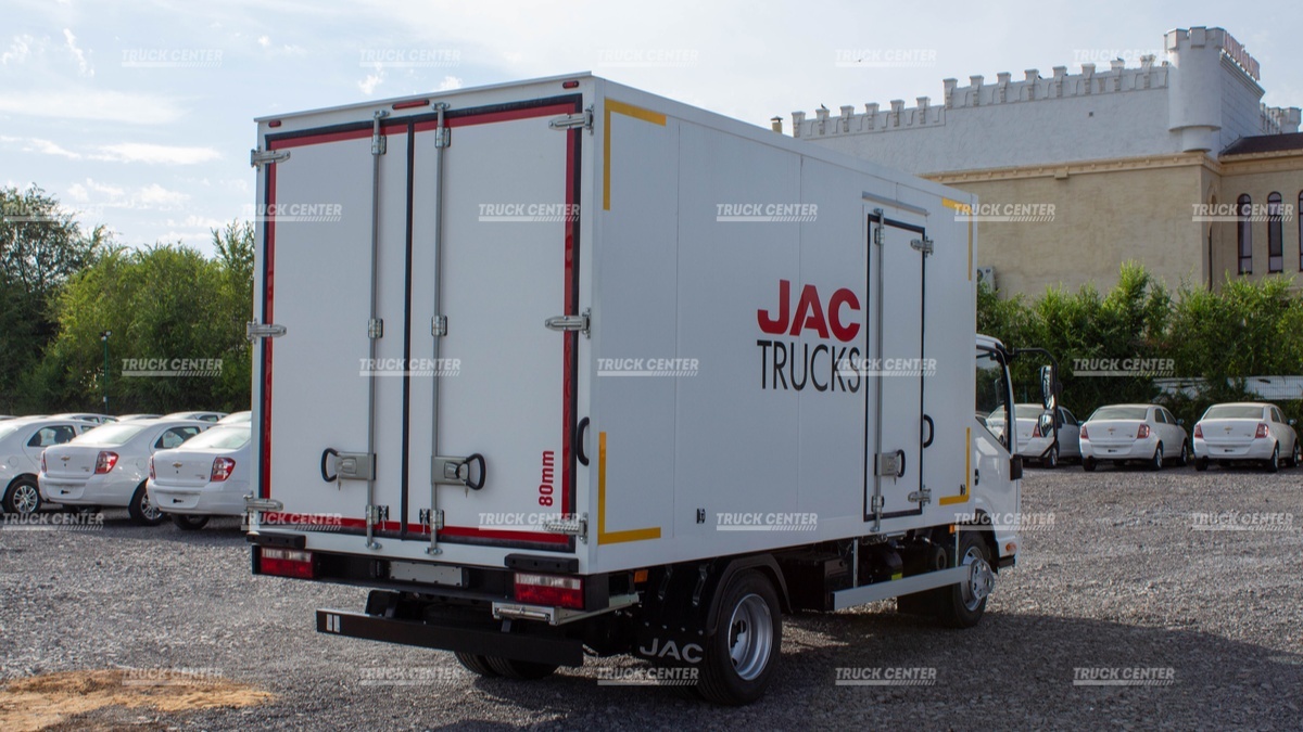 Изотермический фургон (рефрижератор) на базе  JAC N56 4x2