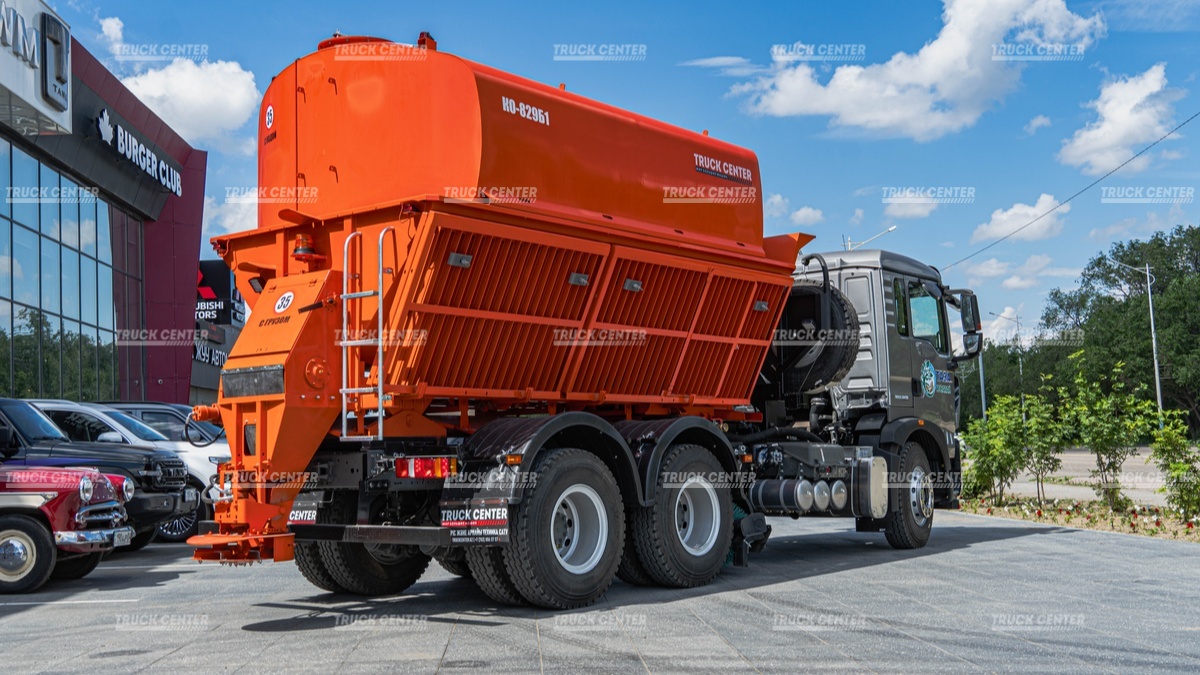 Комбинированная дорожная машина КО-829Б1 на шасси HOWO T5G 6x4