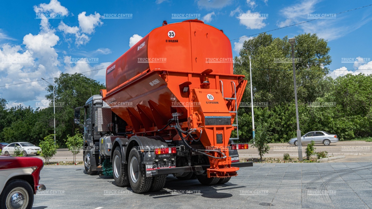 Комбинированная дорожная машина КО-829Б1 на шасси HOWO T5G 6x4