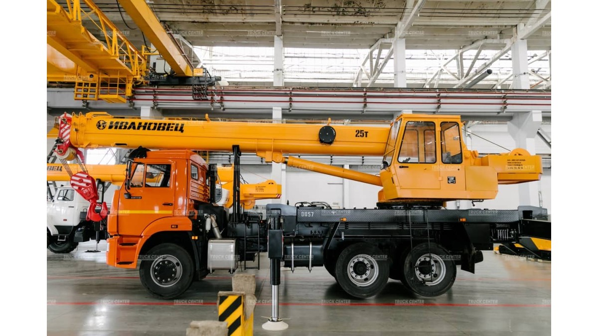 Автокран Ивановец КС-45717К-1В грузоподъемностью 25 тонн