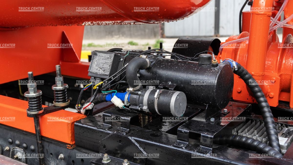Вакуумная машина  (ассенизатор) вместимость цистерны 4,5 м3 на шасси DongFeng C80N