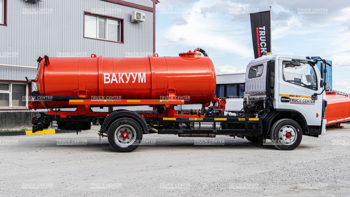 Вакуумная машина  (ассенизатор) вместимость цистерны 4,5 м3 на шасси DongFeng C80N