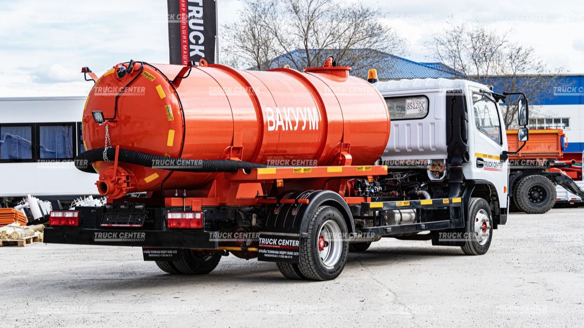 Вакуумная машина  (ассенизатор) вместимость цистерны 4,5 м3 на шасси DongFeng C80N