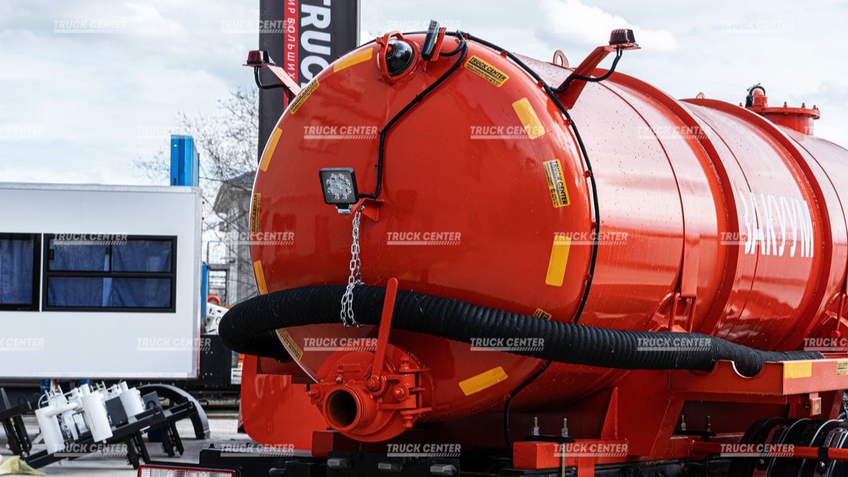 Вакуумная машина  (ассенизатор) вместимость цистерны 4,5 м3 на шасси DongFeng C80N