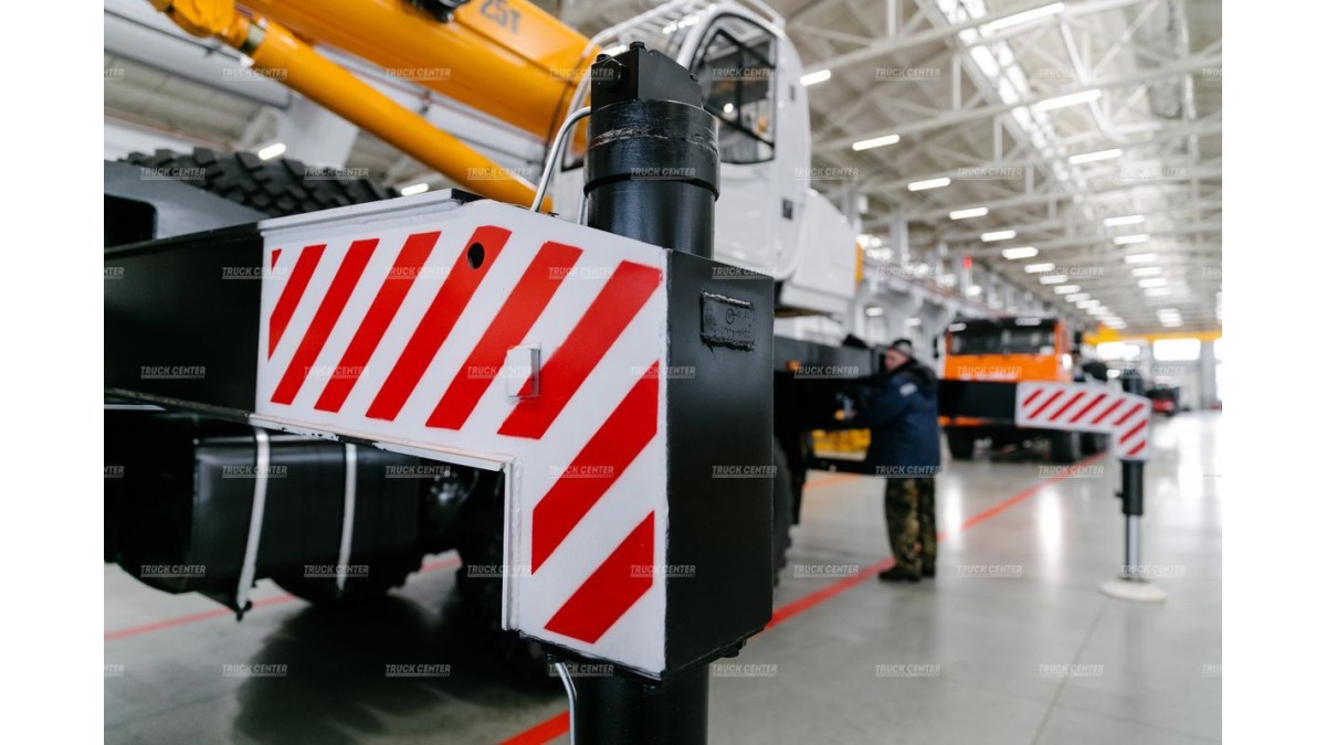 Автокран Ивановец КС-45717К-3М (стрела 24 м) грузоподъемностью 25 тонн